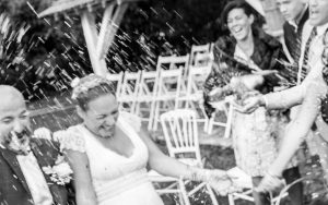 Célébration de mariage, lancée de riz sur les mariés