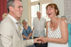 Portfolio_Célébration_Mariage_1200x1200 (8 sur 10) Célébration de mariage à la mairie quand la mariée lui passe la bague au doigt