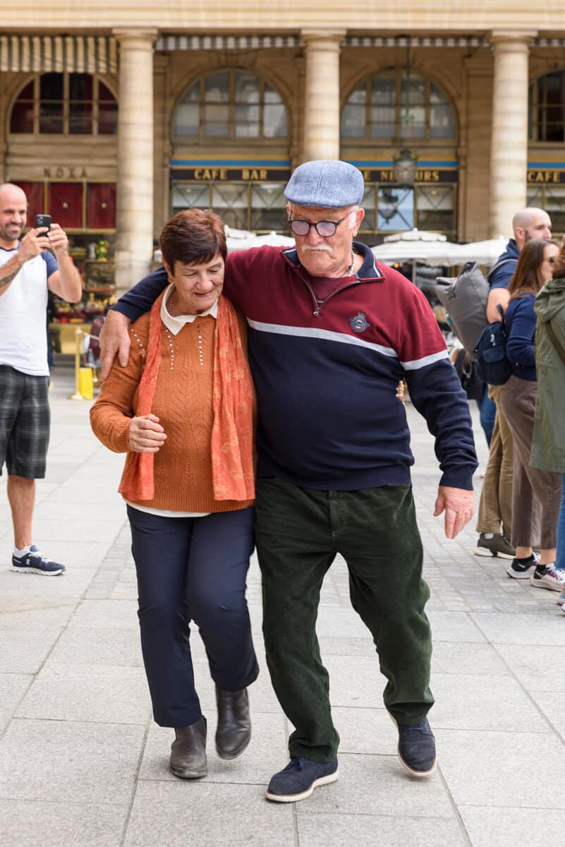 Balade à Paris et danse d'un couple au rythme de jazz au pied de la comédie Française